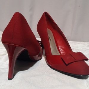 Red Pumps w bow sz 7 NWOT 3.5"h  (spot on rt bow)